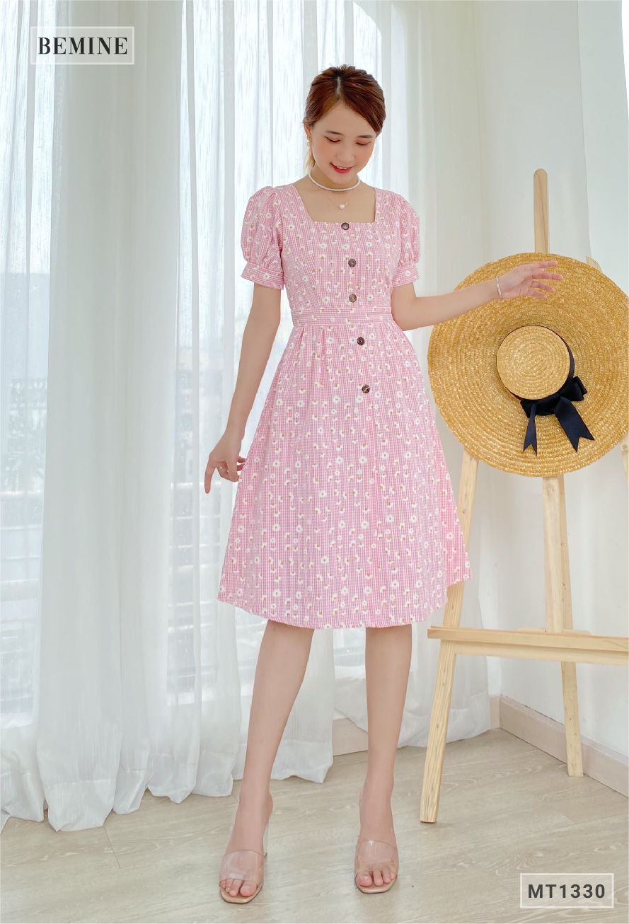 MT1330HONG - Đầm cổ vuống đính nút