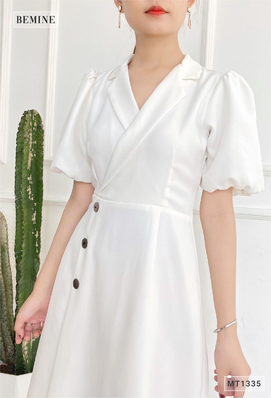 MT1335TRANG - Đầm cổ vest đính nút eo
