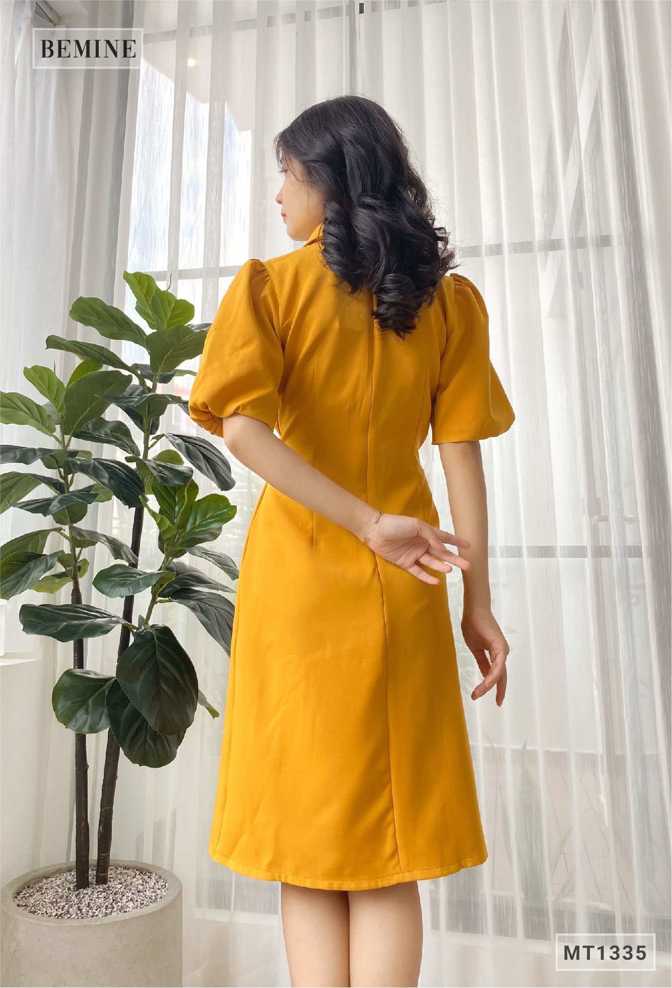 MT1335VANG - Đầm cổ vest đính nút eo