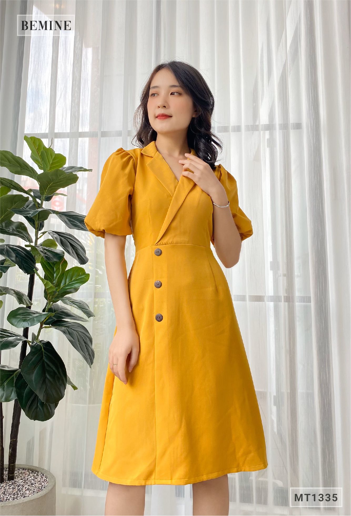 MT1335VANG - Đầm cổ vest đính nút eo