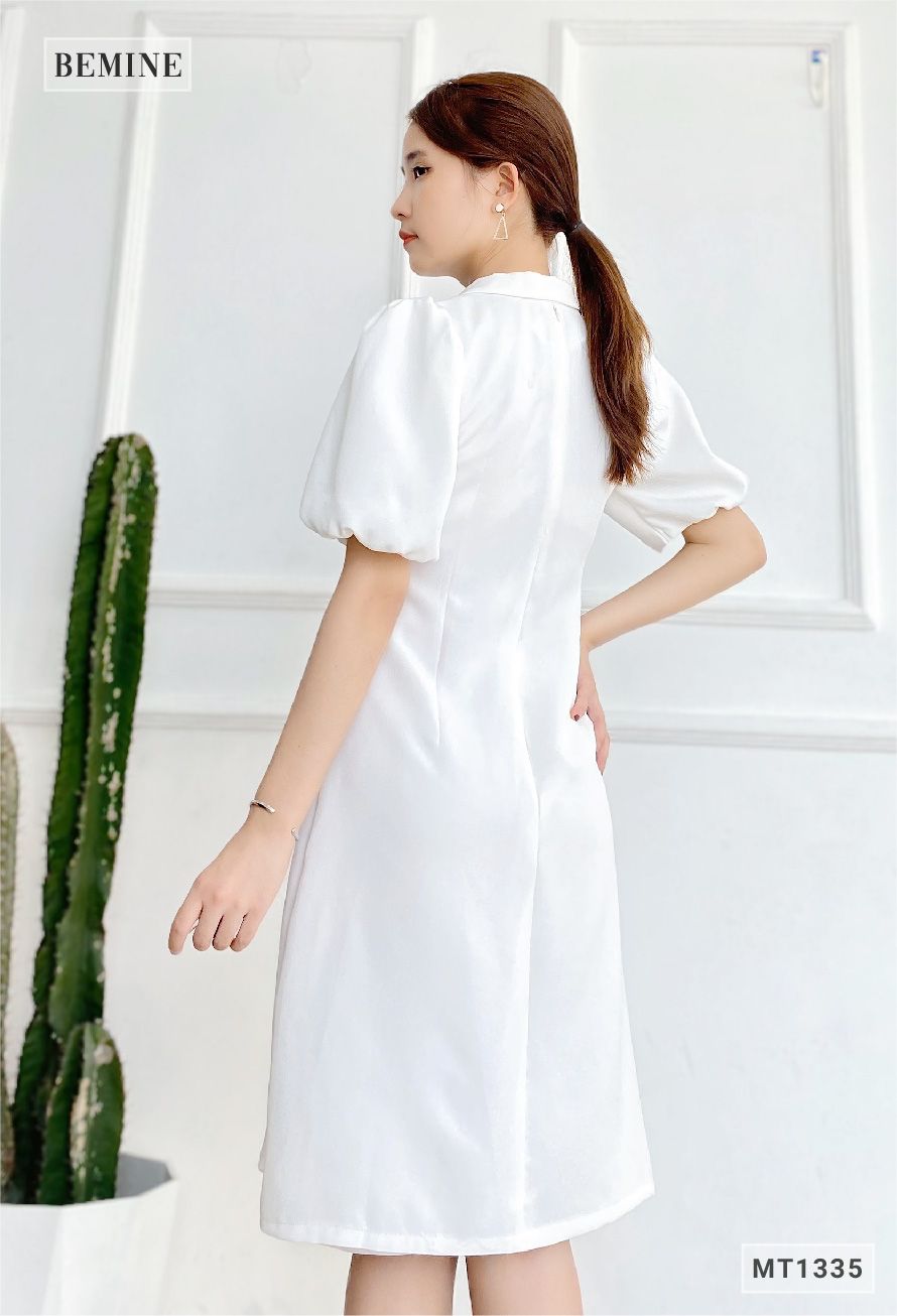 MT1335TRANG - Đầm cổ vest đính nút eo