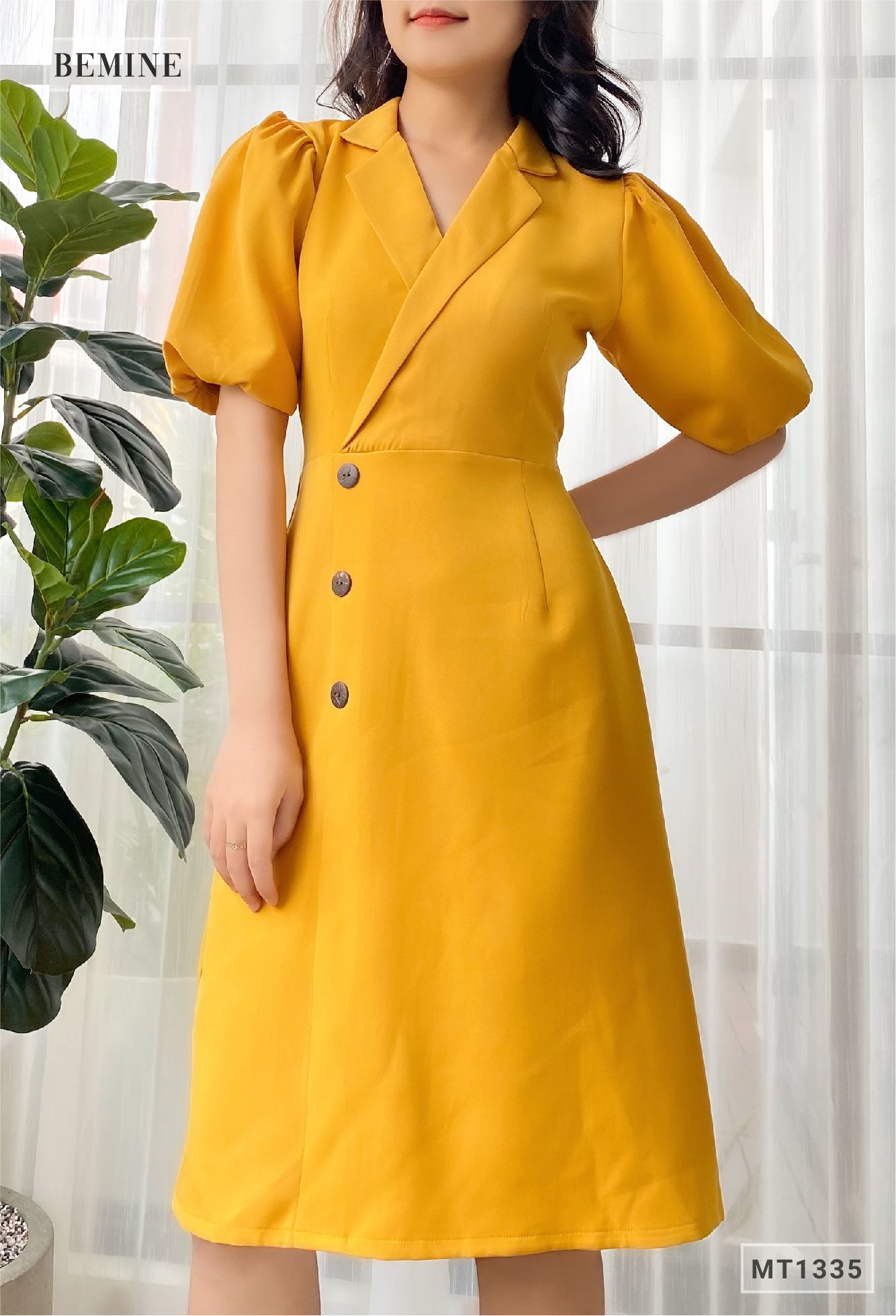 MT1335VANG - Đầm cổ vest đính nút eo