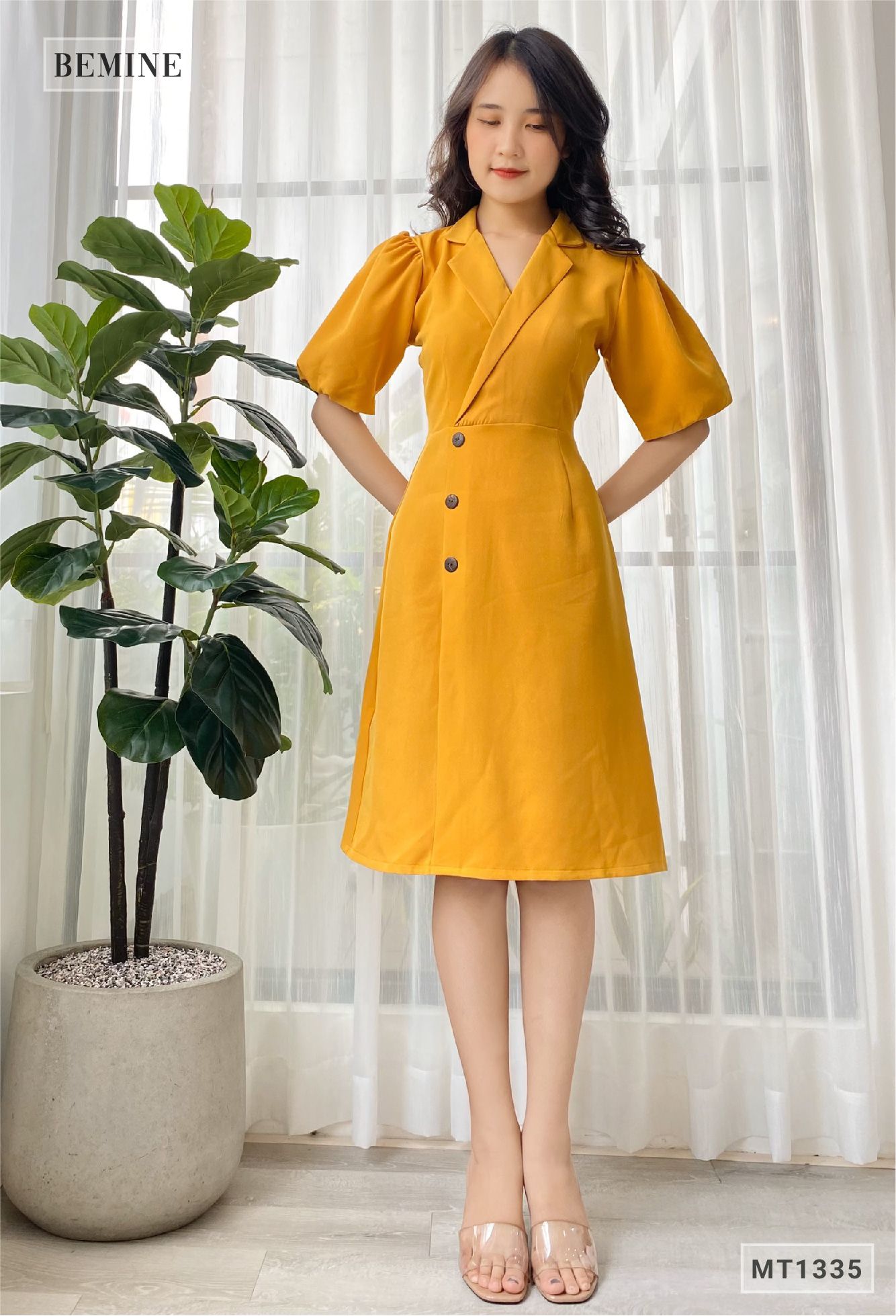 MT1335VANG - Đầm cổ vest đính nút eo