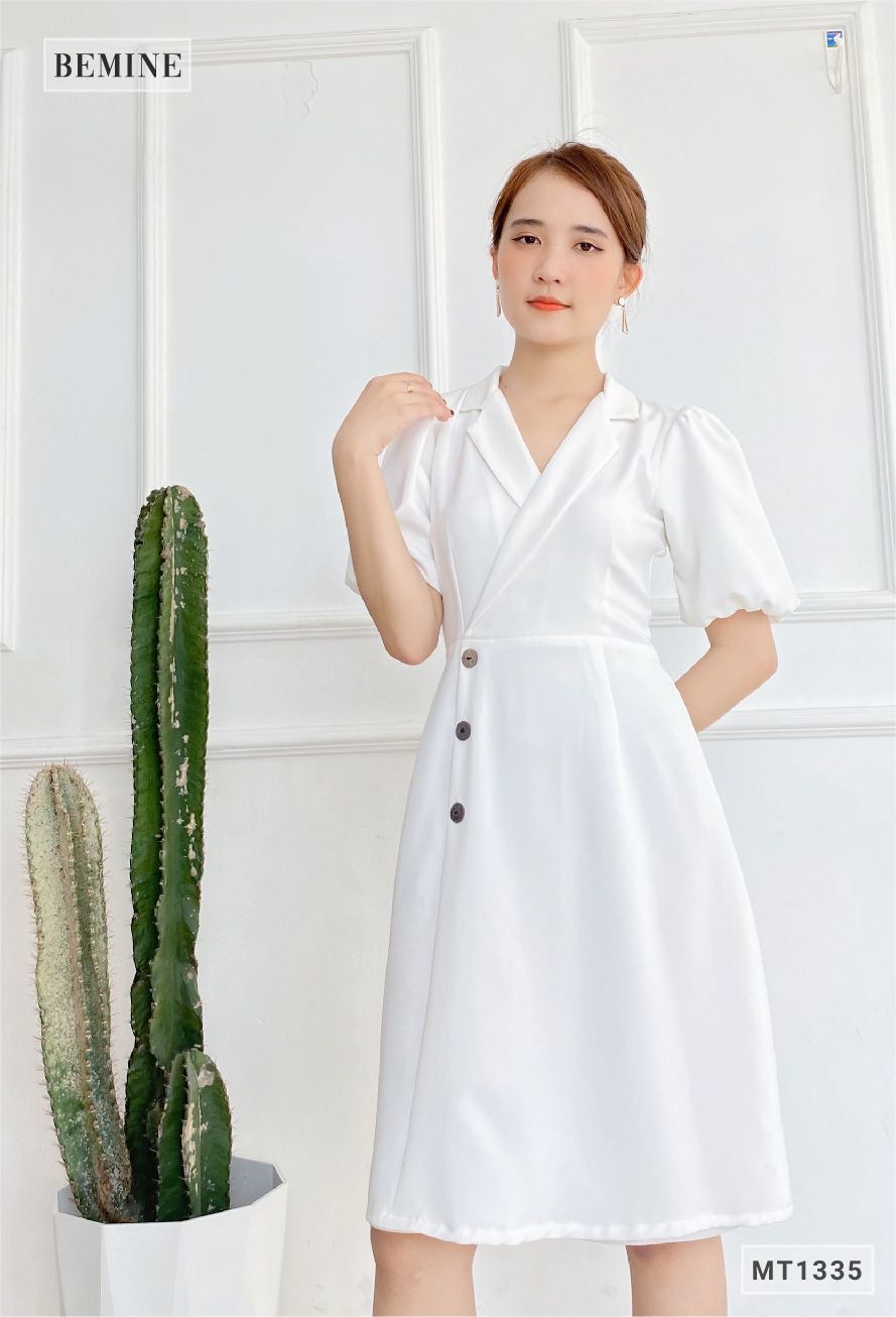 MT1335TRANG - Đầm cổ vest đính nút eo
