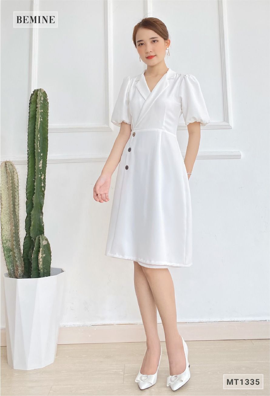 MT1335TRANG - Đầm cổ vest đính nút eo