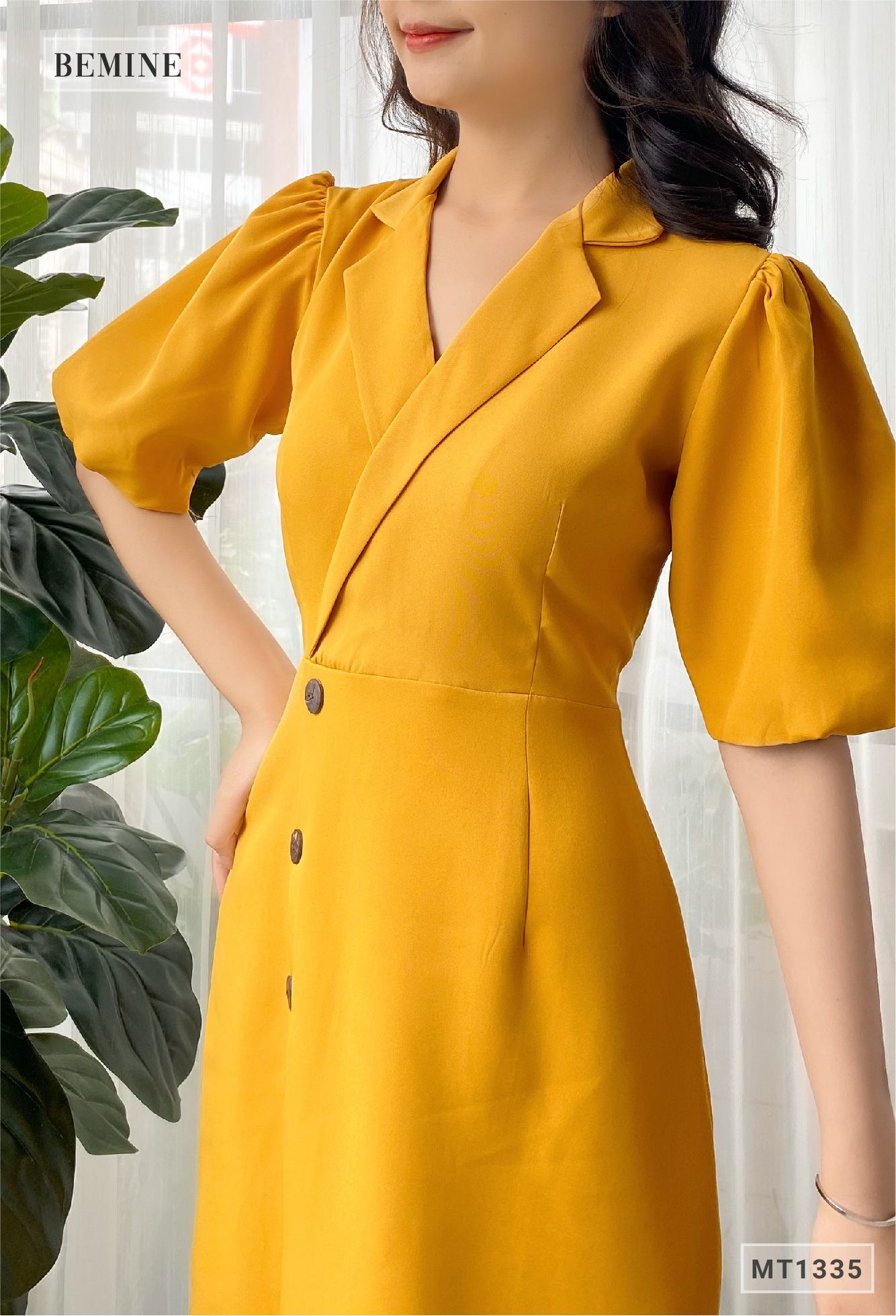 MT1335VANG - Đầm cổ vest đính nút eo