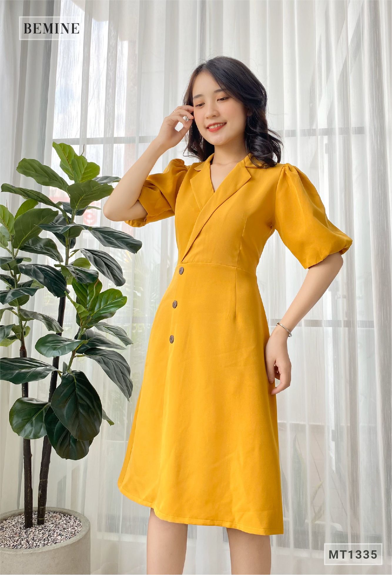 MT1335VANG - Đầm cổ vest đính nút eo