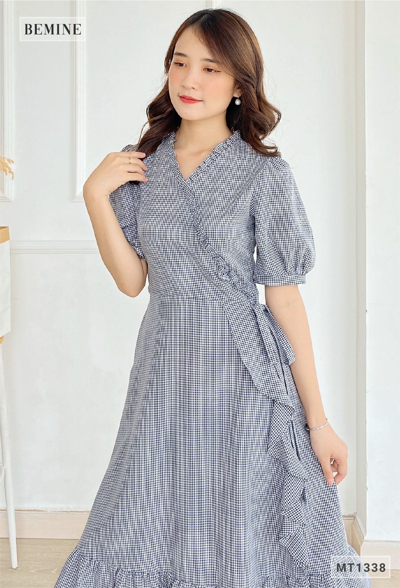 MT1338DEN - Đầm caro bèo cổ đắp chéo