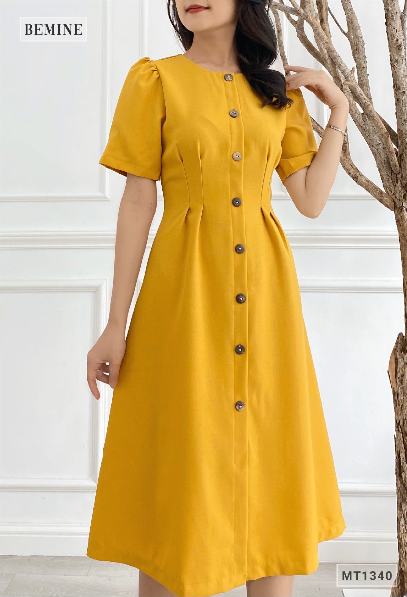 MT1340VANG - Đầm xếp ly eo đính nút dọc