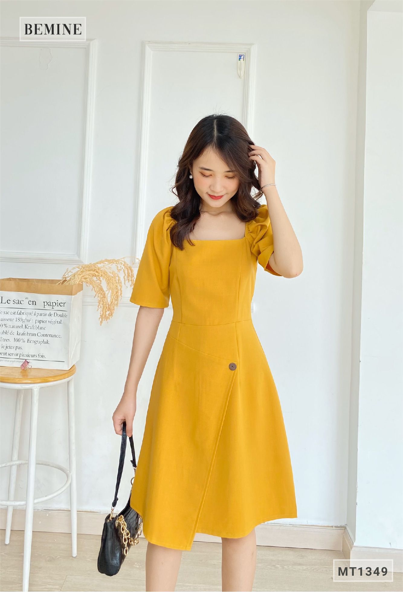 MT1349VANG - Đầm cổ vuông đính nút