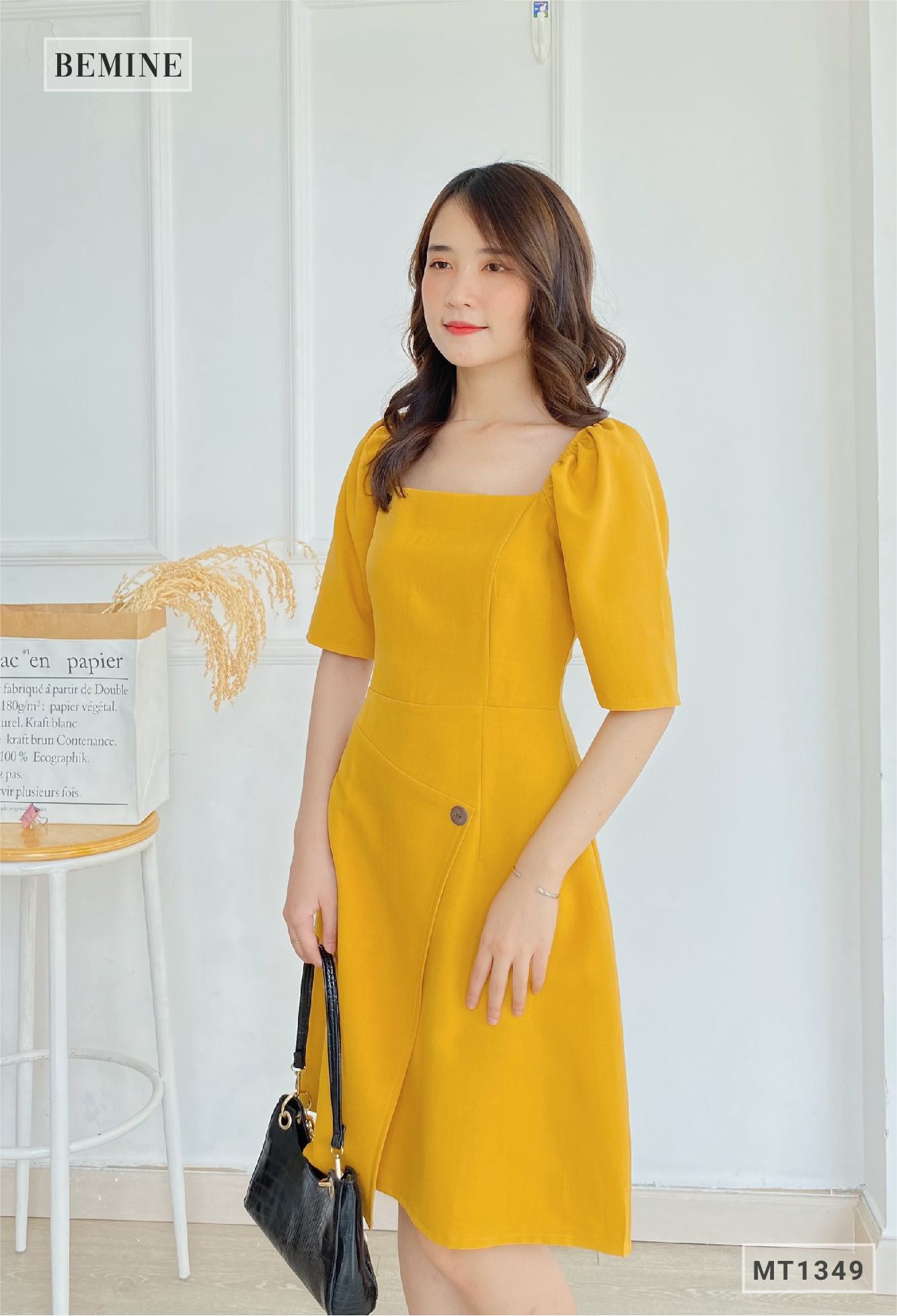 MT1349VANG - Đầm cổ vuông đính nút