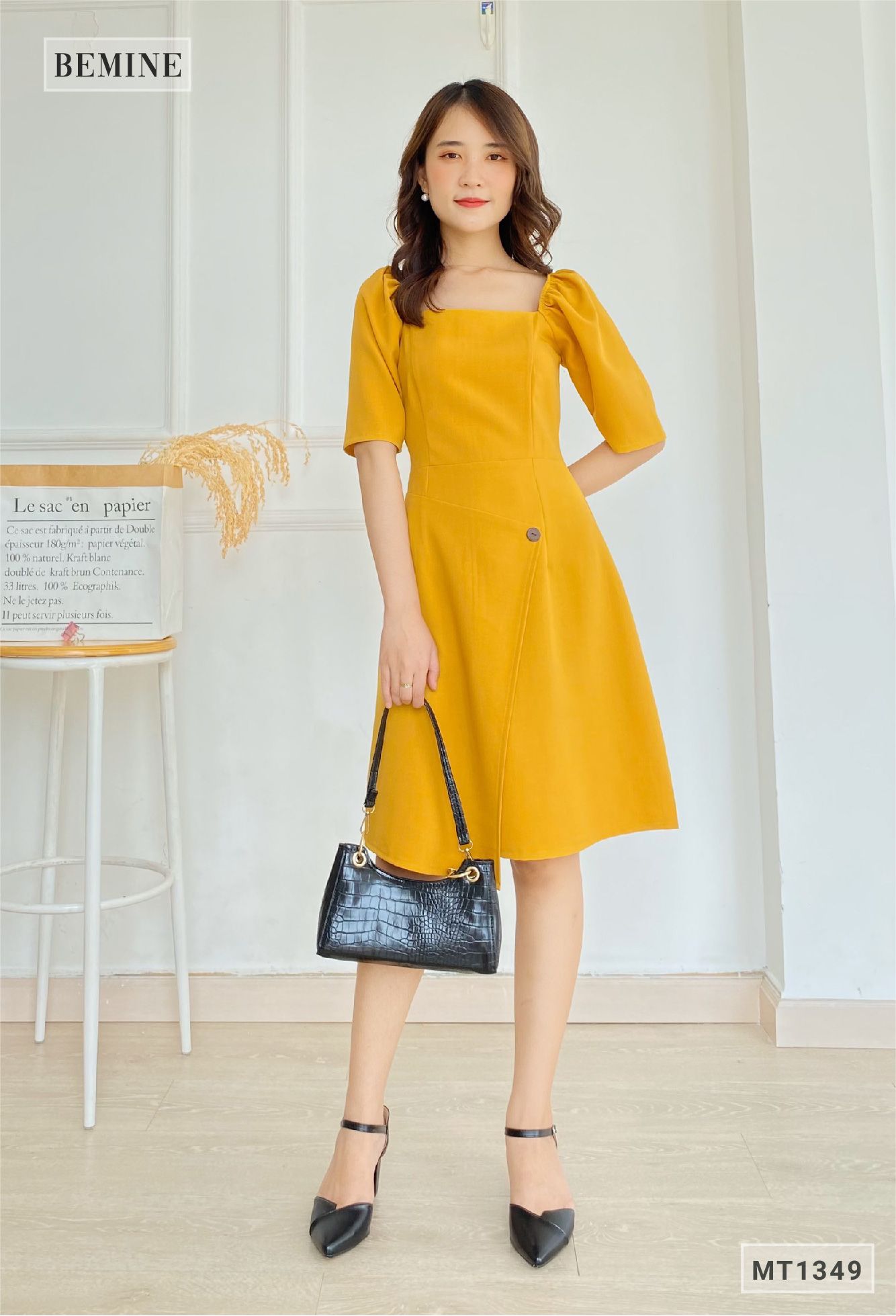 MT1349VANG - Đầm cổ vuông đính nút
