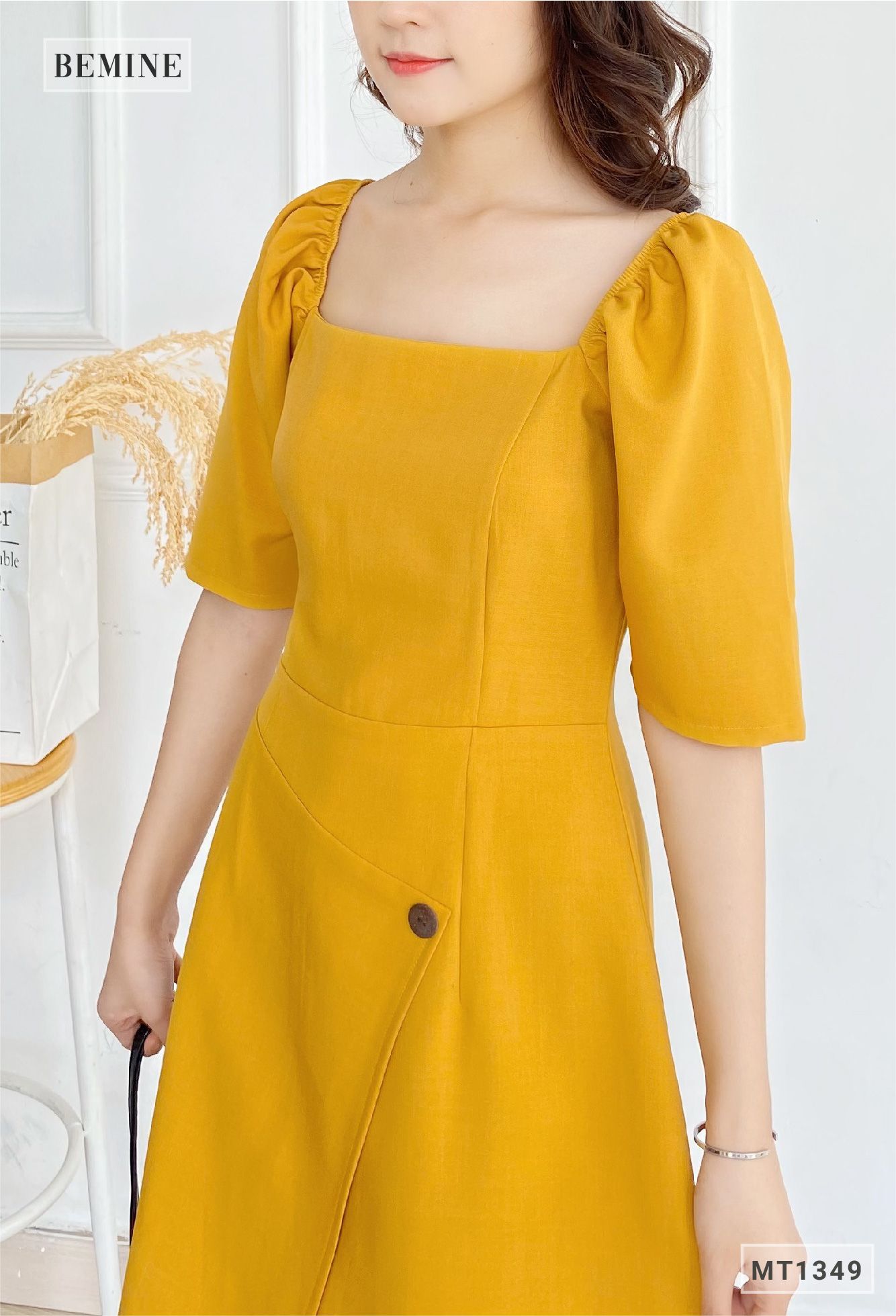 MT1349VANG - Đầm cổ vuông đính nút