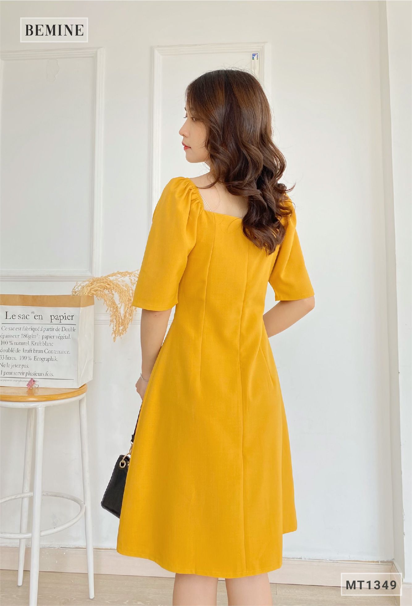 MT1349VANG - Đầm cổ vuông đính nút