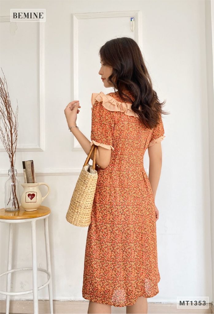 MT1353DO - Đầm cổ phối bèo đính nút