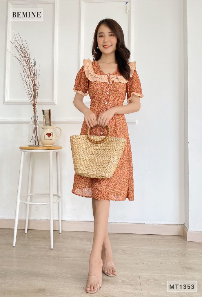 MT1353DO - Đầm cổ phối bèo đính nút