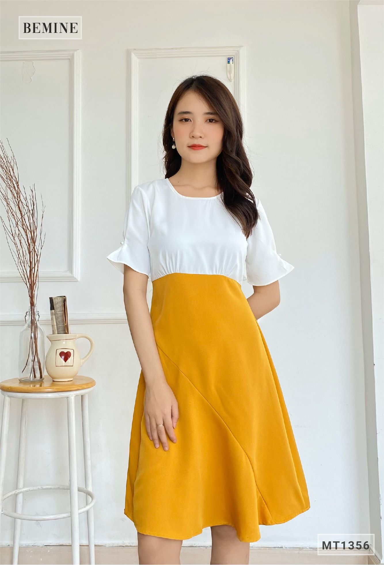 MT1356VANG - Đầm cổ tròn phối thân trắng
