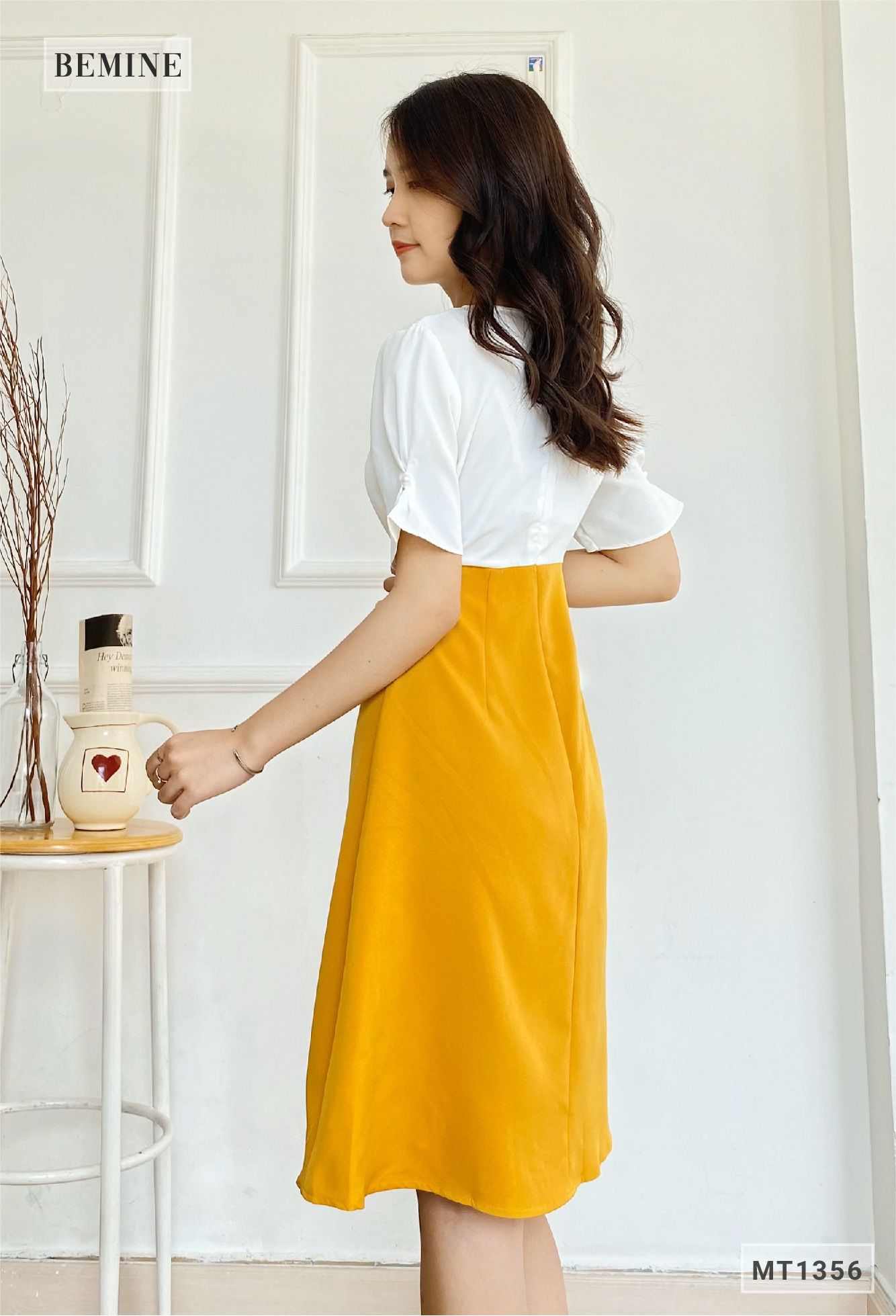 MT1356VANG - Đầm cổ tròn phối thân trắng