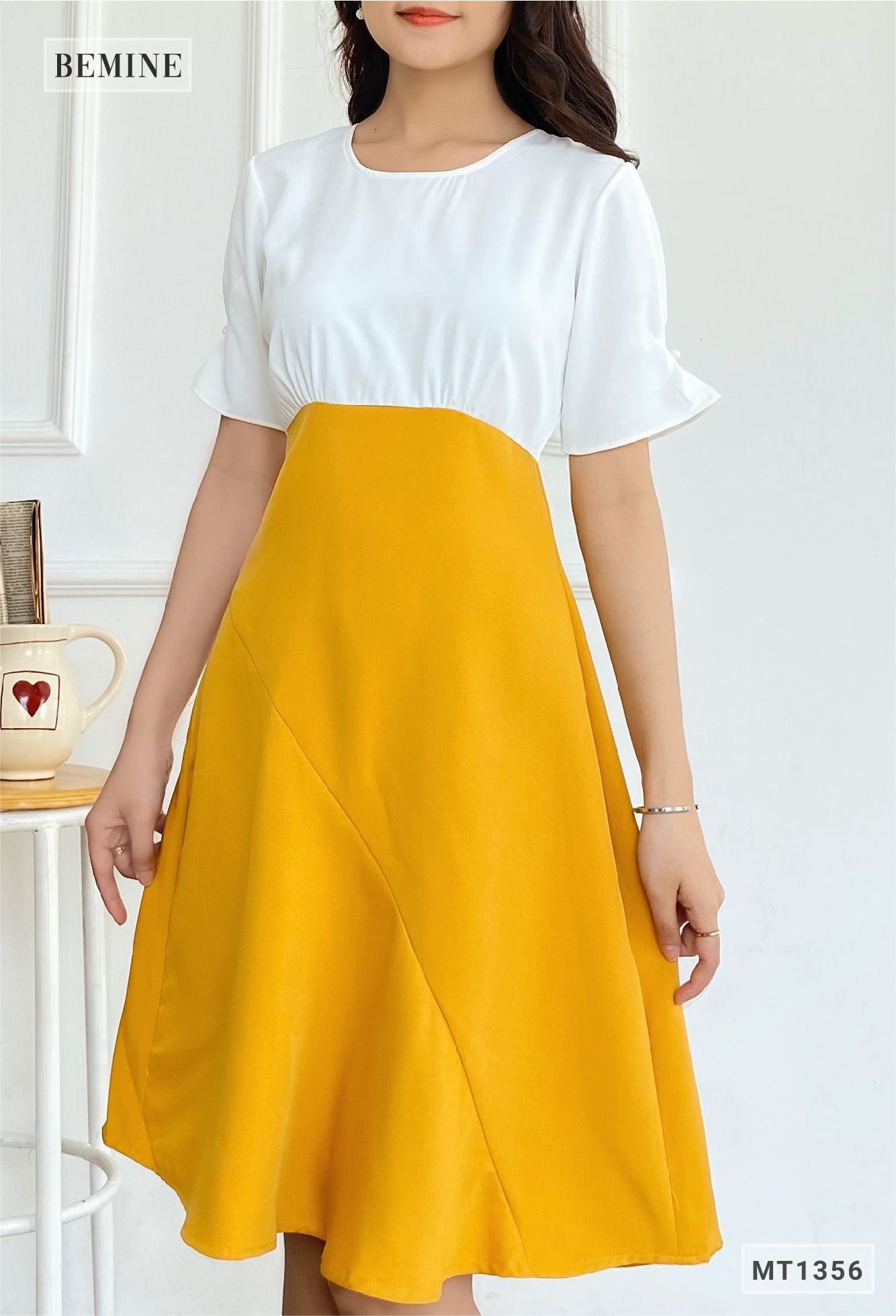MT1356VANG - Đầm cổ tròn phối thân trắng