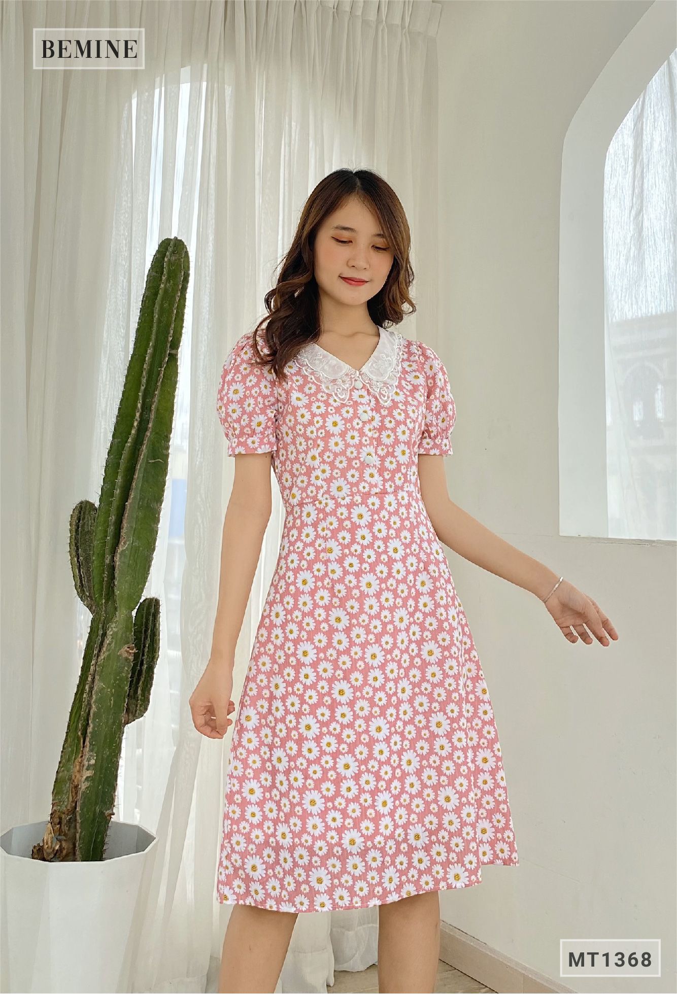 MT1368HONG - Đầm hoa cổ ren đính nút
