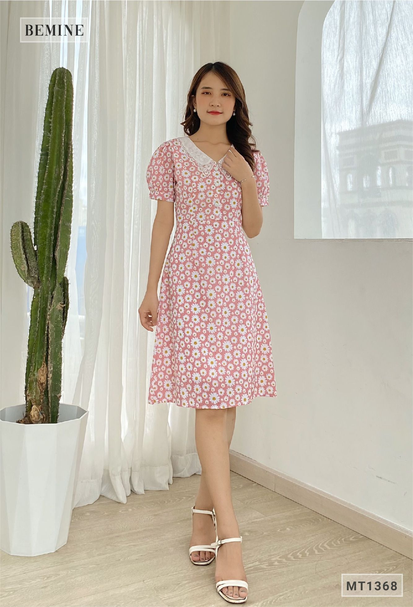MT1368HONG - Đầm hoa cổ ren đính nút