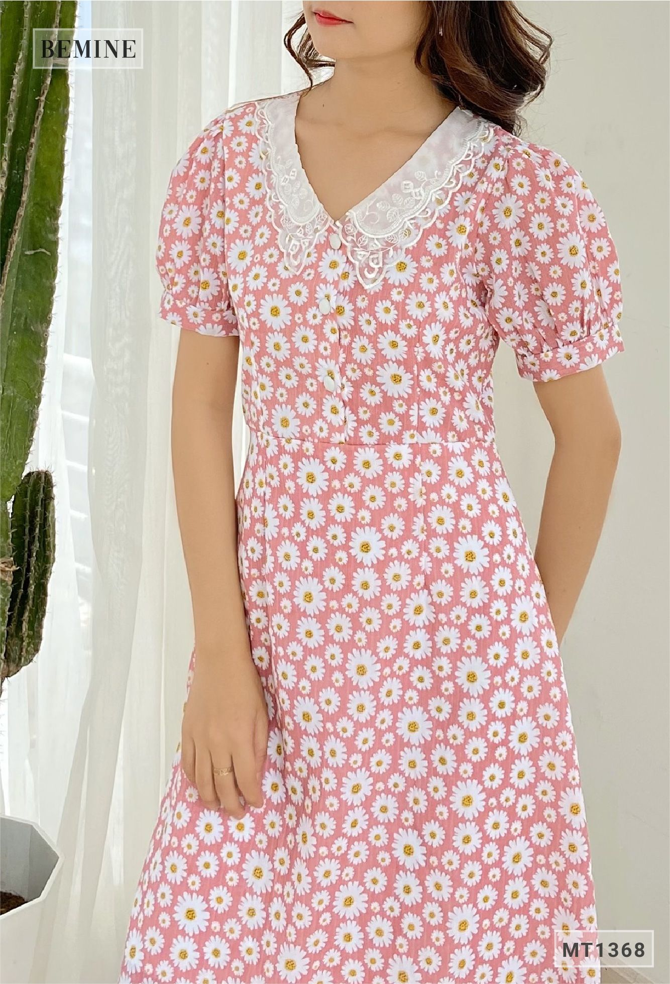 MT1368HONG - Đầm hoa cổ ren đính nút