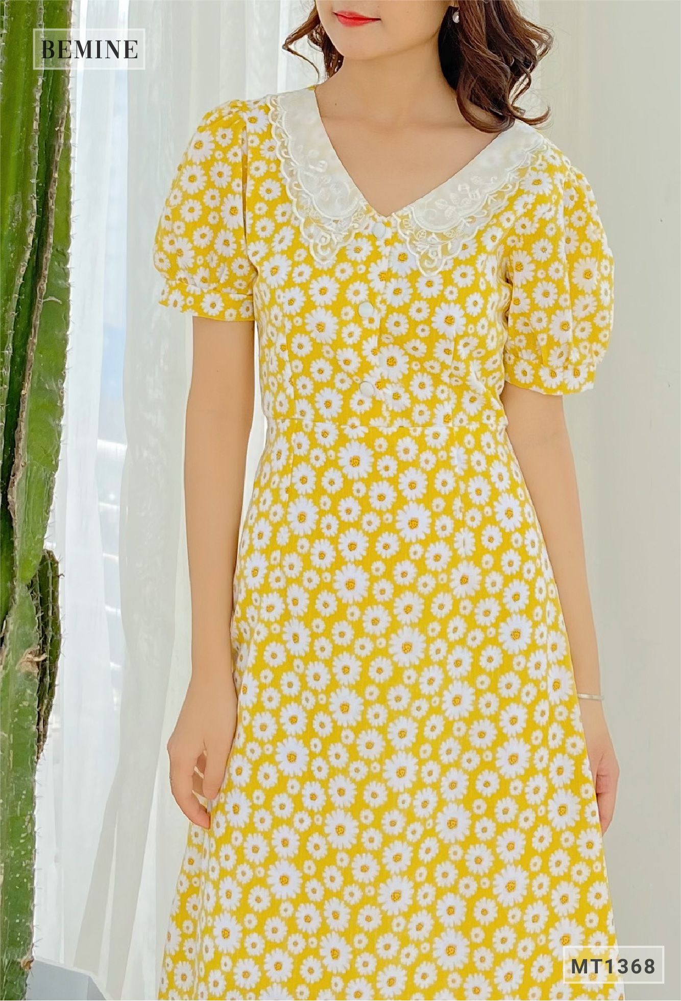 MT1368VANG - Đầm hoa cổ ren đính nút