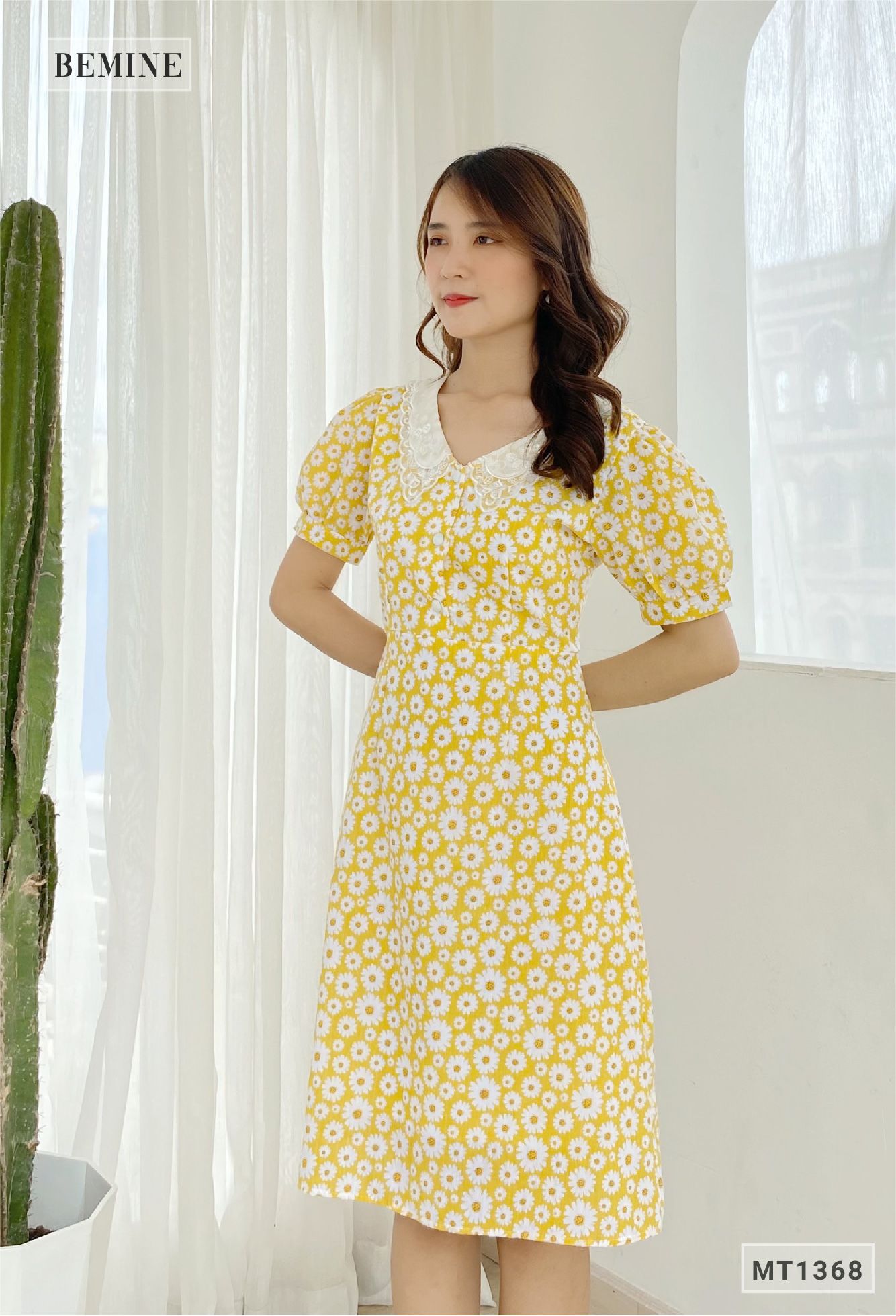 MT1368VANG - Đầm hoa cổ ren đính nút