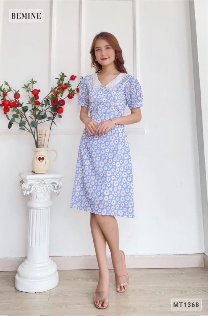 MT1368XANH - Đầm hoa cổ ren đính nút