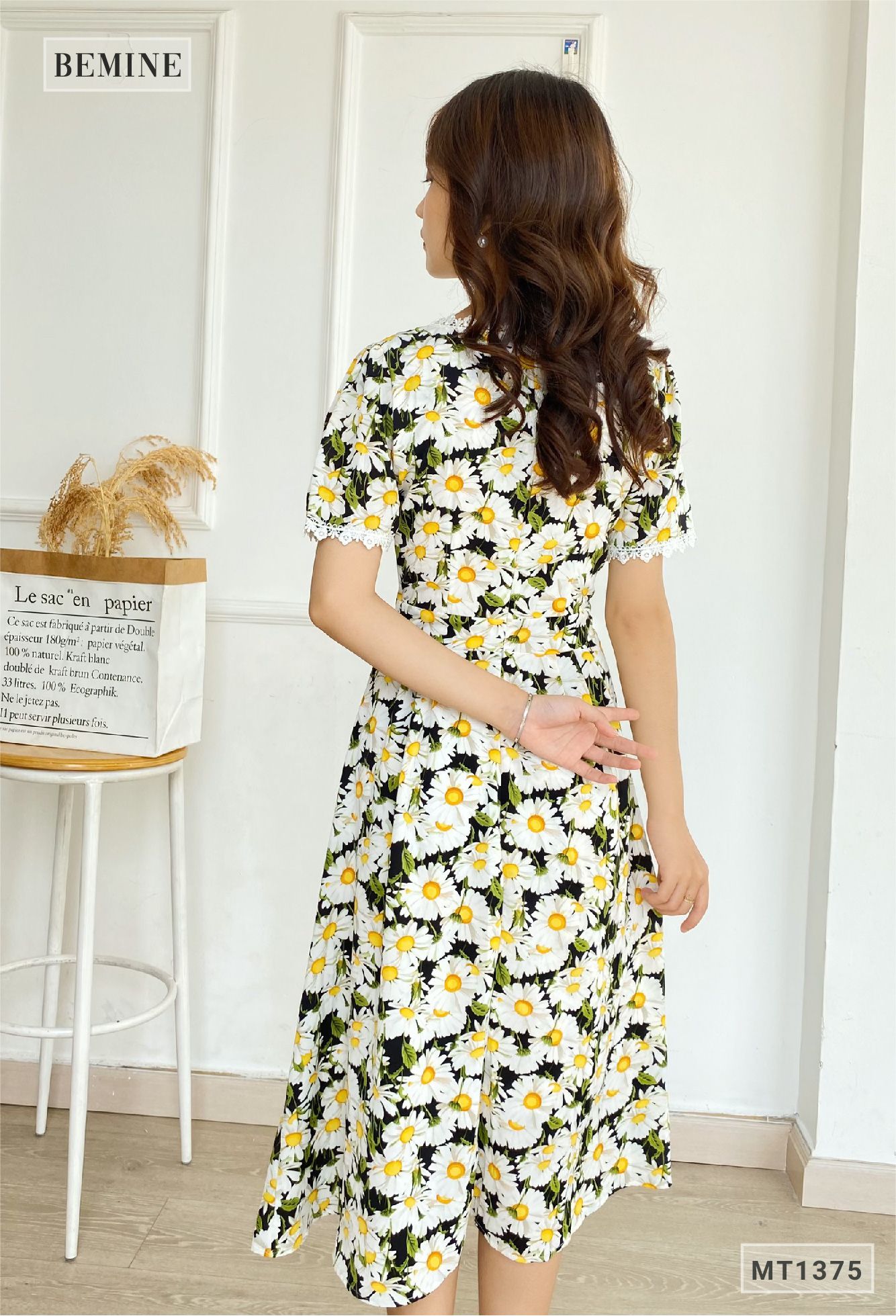 MT1375DEN - Đầm hoa ren cổ ren tay đính nút