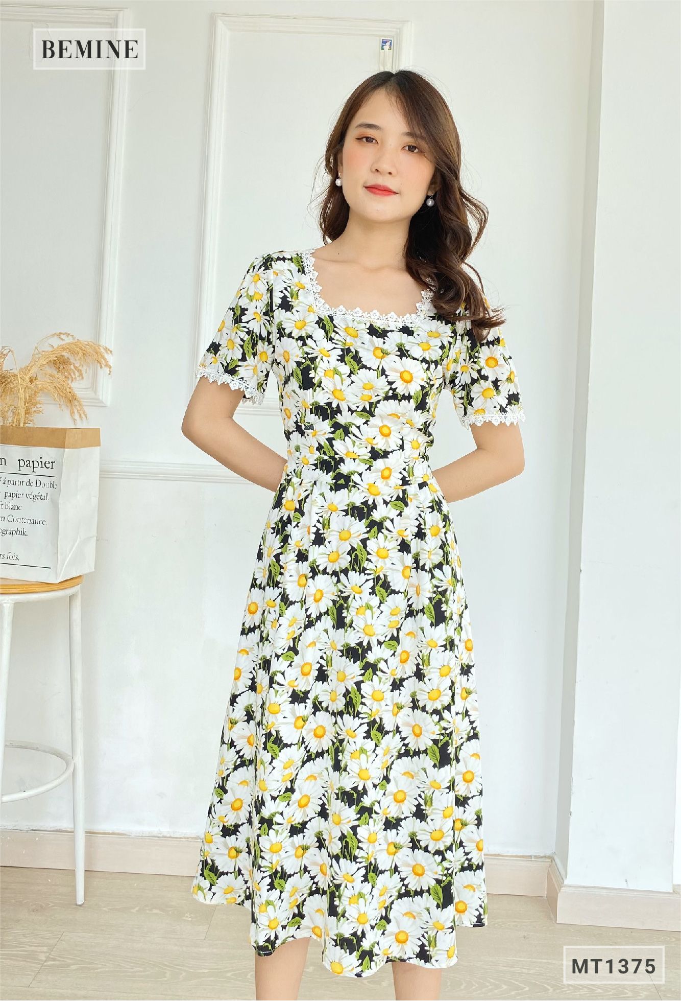 MT1375DEN - Đầm hoa ren cổ ren tay đính nút