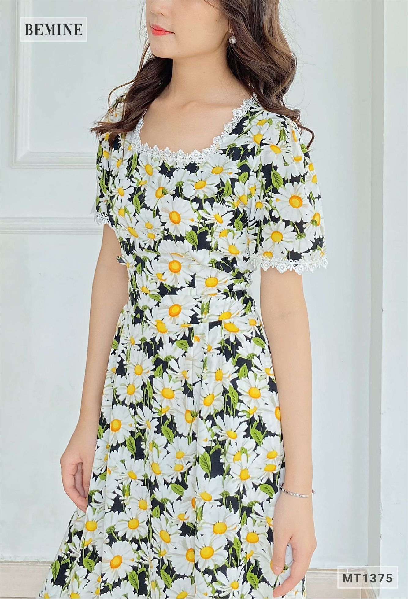 MT1375DEN - Đầm hoa ren cổ ren tay đính nút
