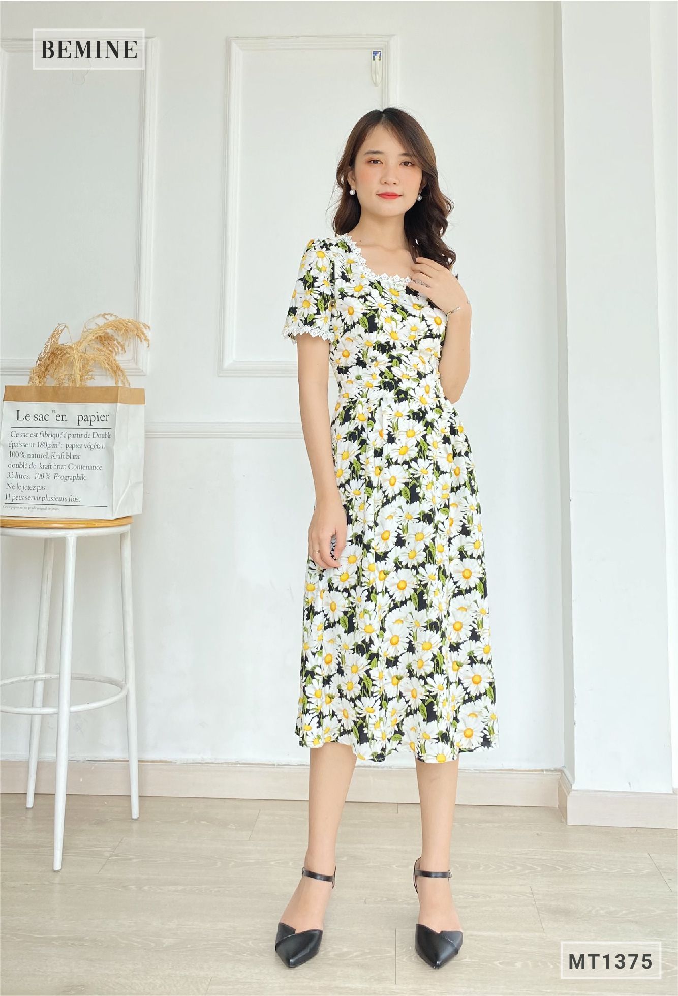 MT1375DEN - Đầm hoa ren cổ ren tay đính nút