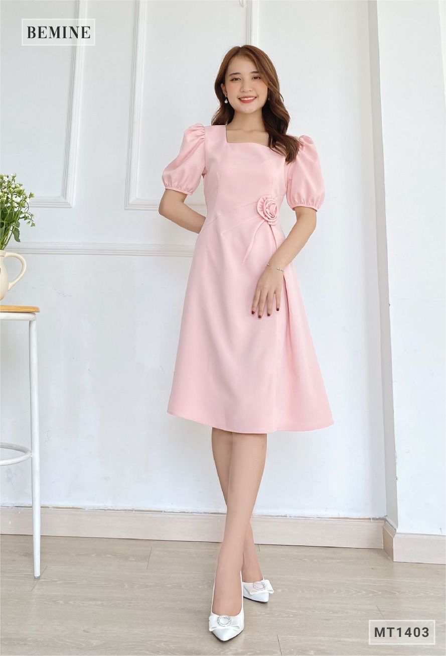 MT1403HONG - Đầm cổ vuông eo gắn bông