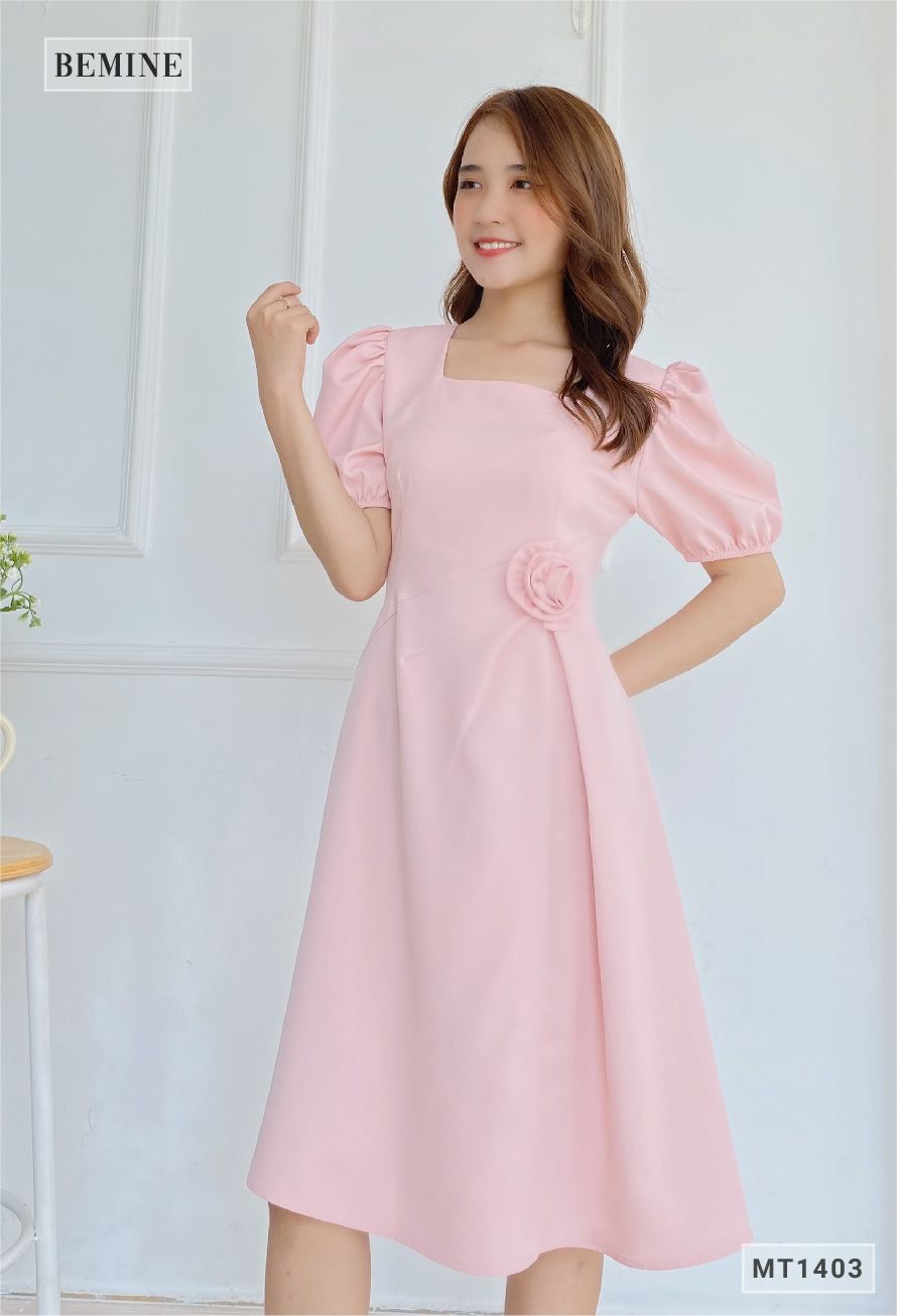 MT1403HONG - Đầm cổ vuông eo gắn bông