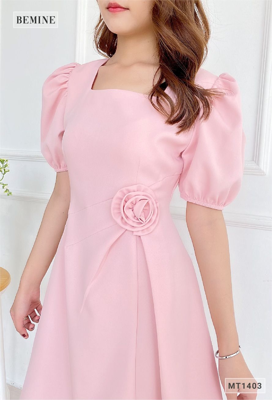 MT1403HONG - Đầm cổ vuông eo gắn bông