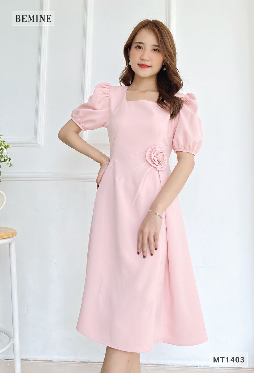 MT1403HONG - Đầm cổ vuông eo gắn bông