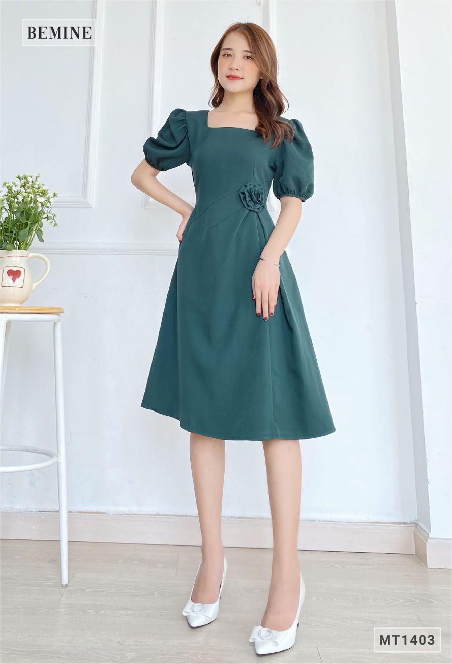 MT1403REU - Đầm cổ vuông eo gắn bông
