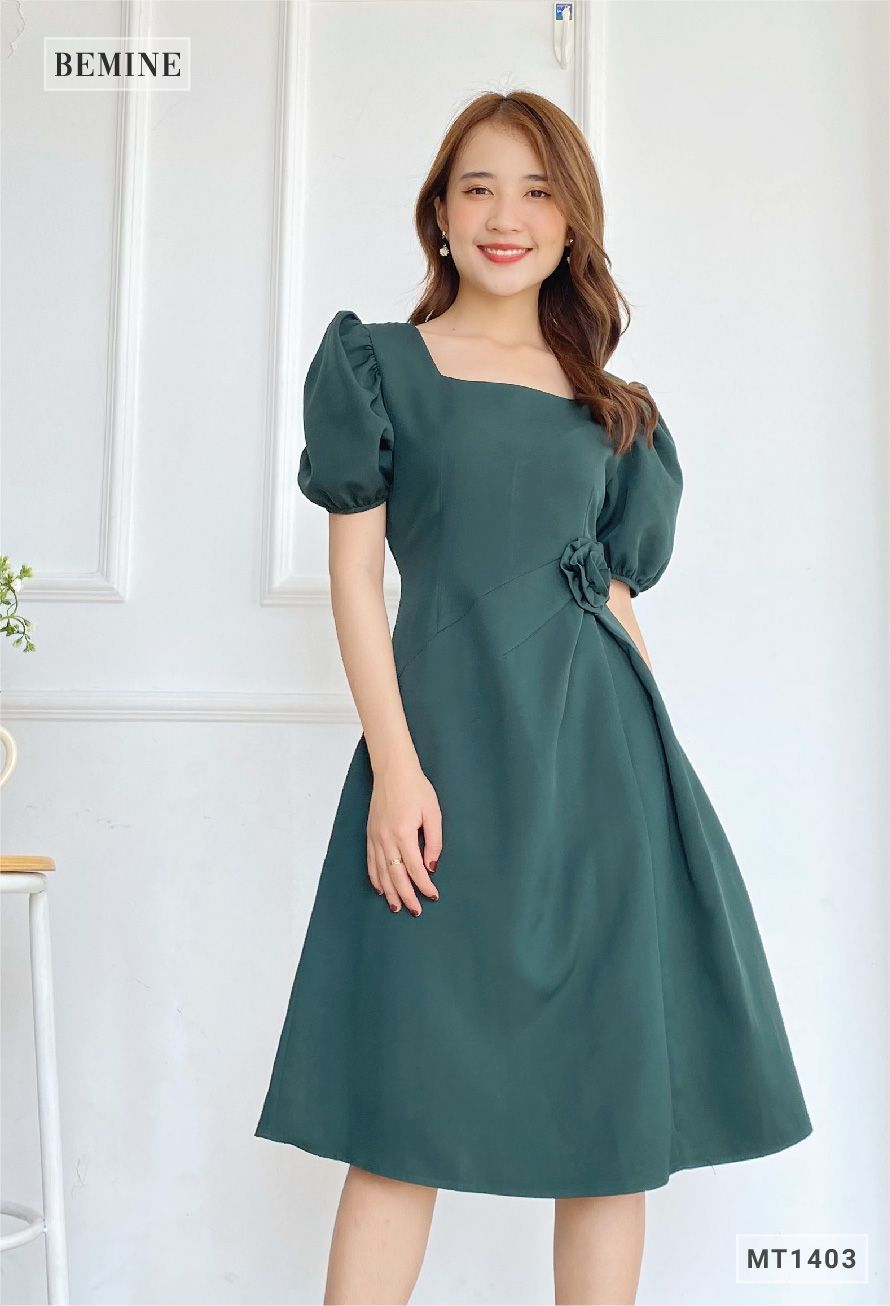 MT1403REU - Đầm cổ vuông eo gắn bông
