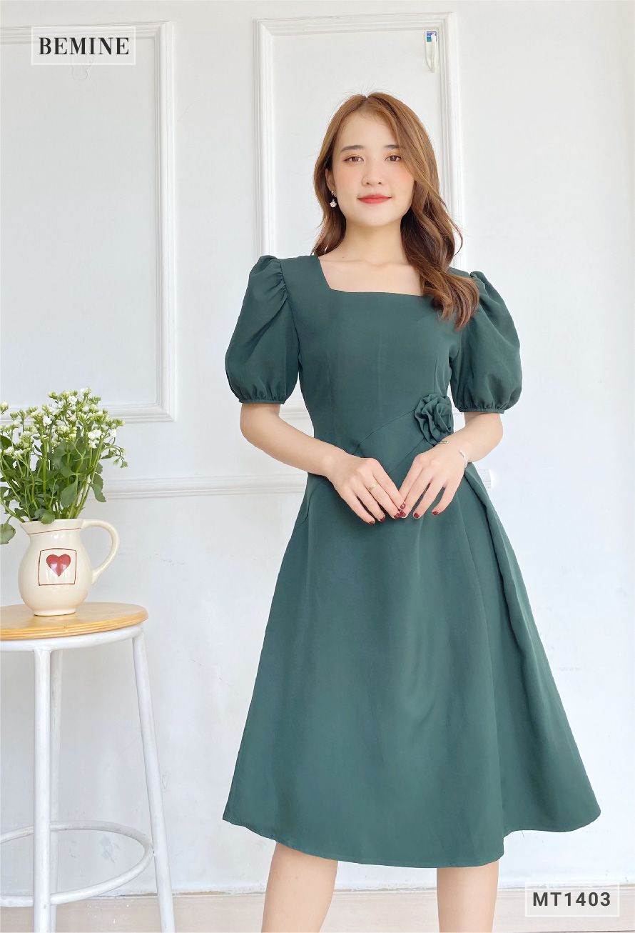 MT1403REU - Đầm cổ vuông eo gắn bông