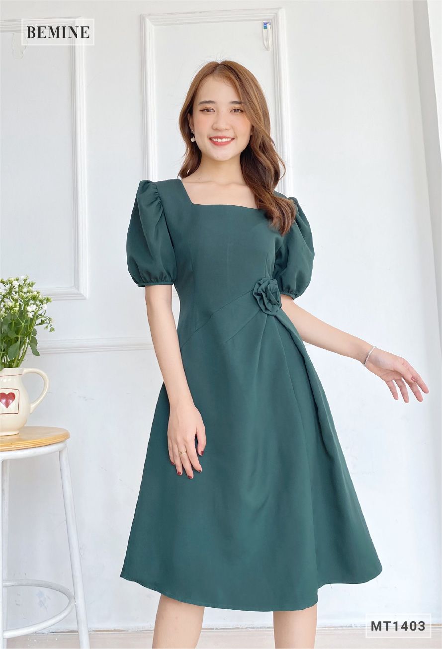 MT1403REU - Đầm cổ vuông eo gắn bông