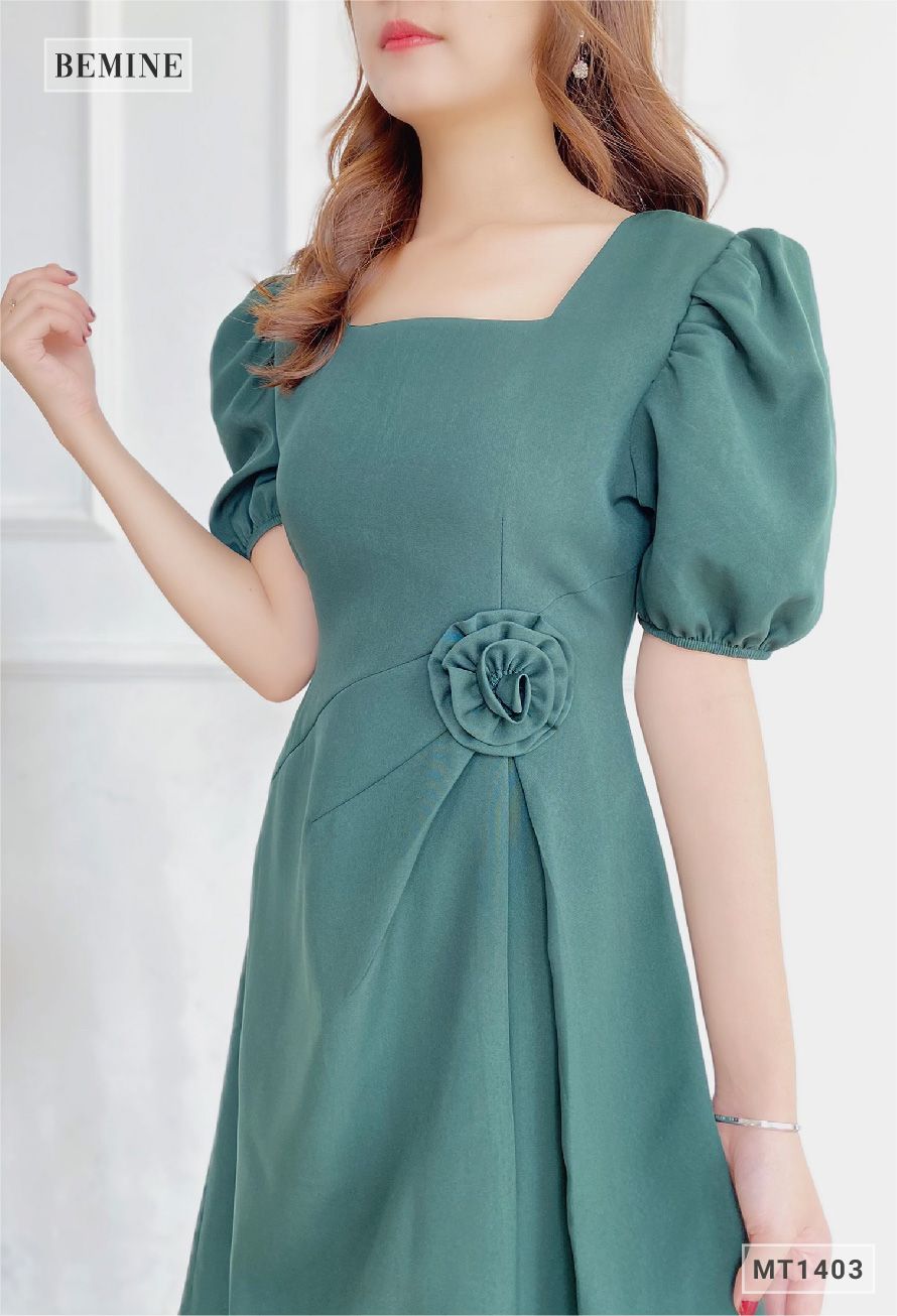 MT1403REU - Đầm cổ vuông eo gắn bông