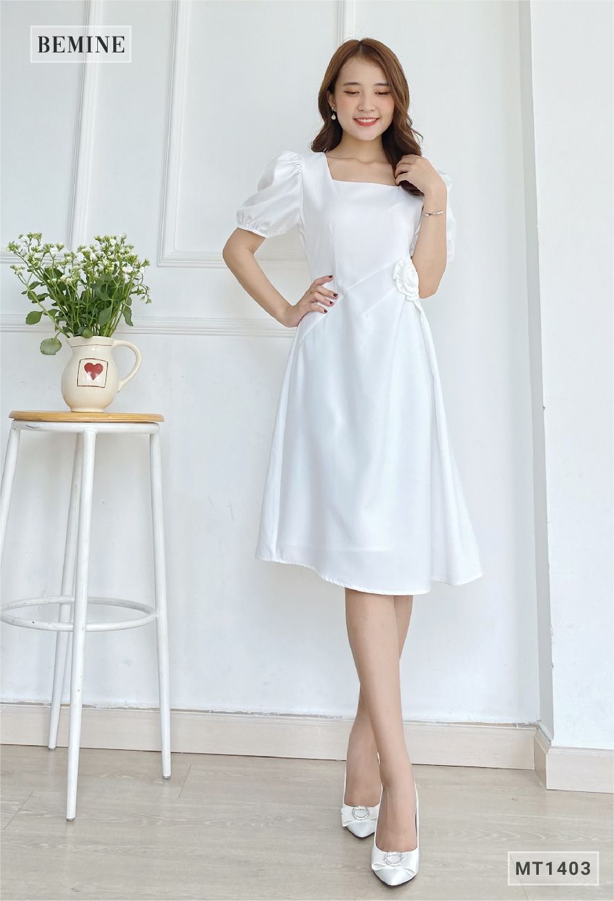 MT1403TRANG - Đầm cổ vuông eo gắn bông