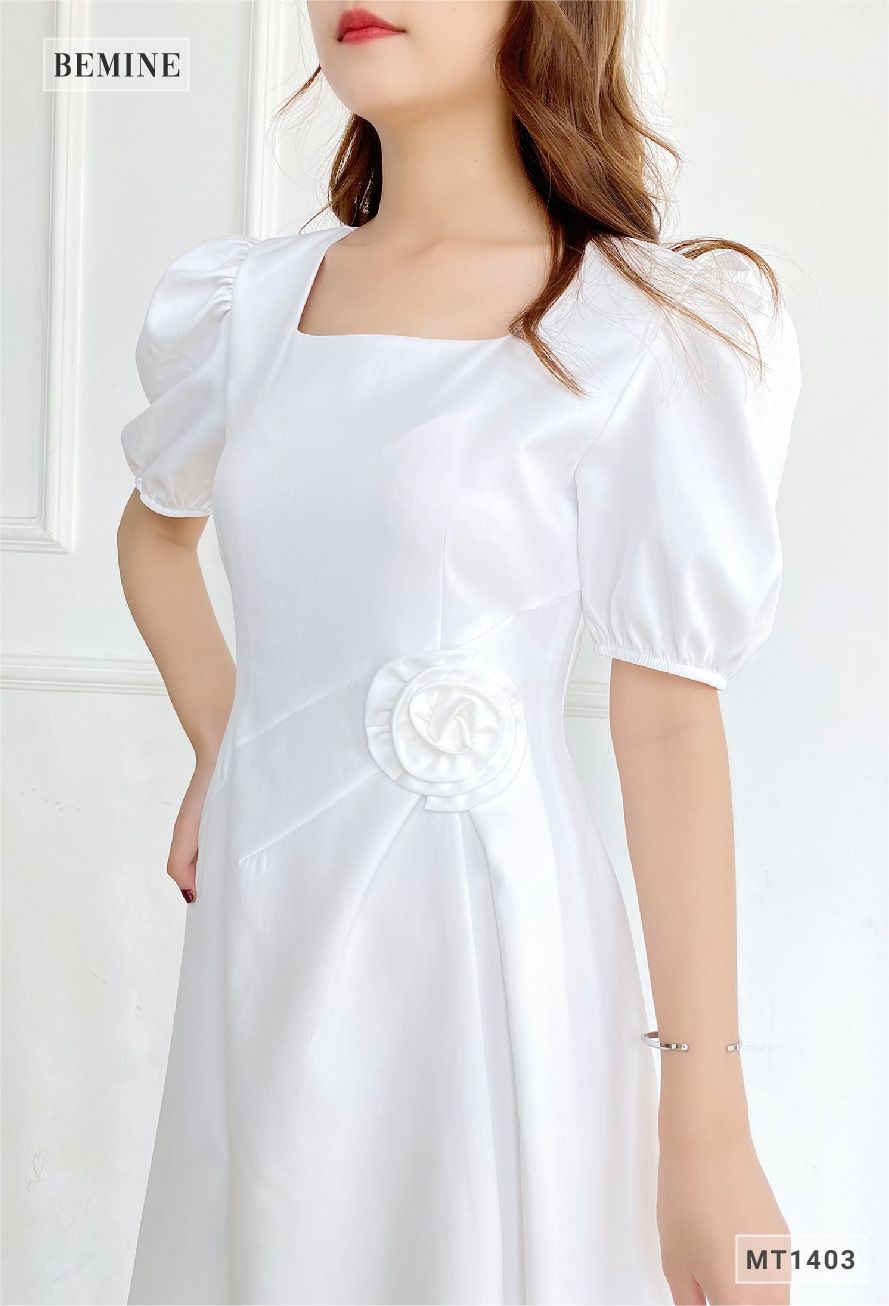 MT1403TRANG - Đầm cổ vuông eo gắn bông