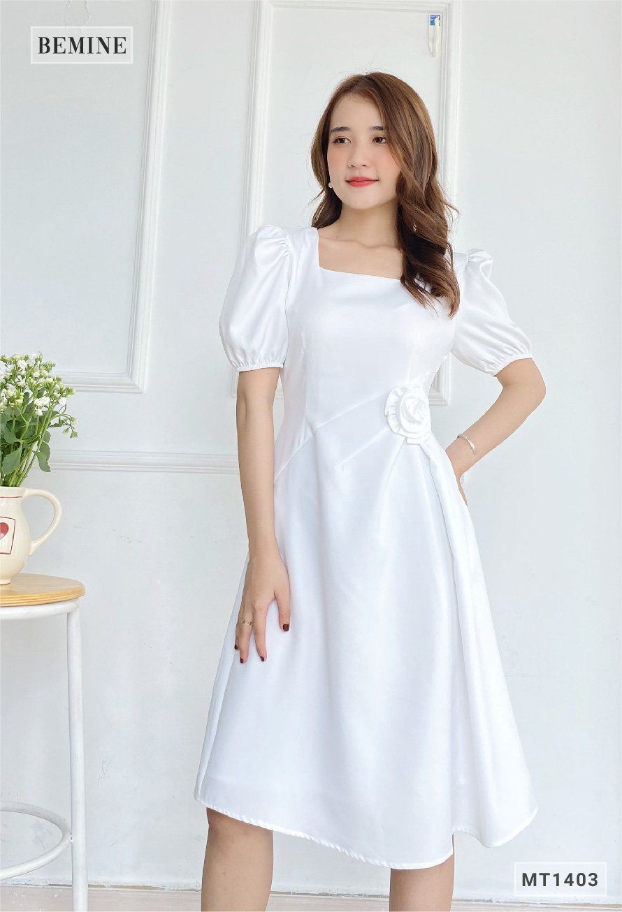 MT1403TRANG - Đầm cổ vuông eo gắn bông