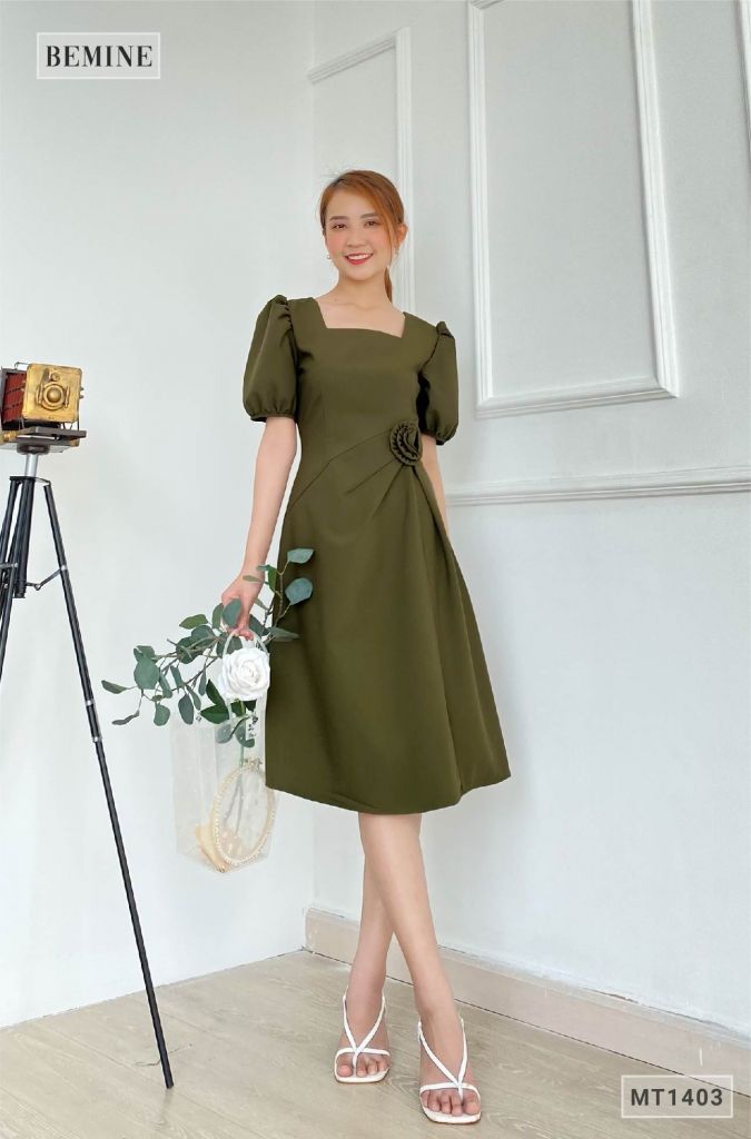 MT1403REULINH - Đầm cổ vuông eo gắn bông