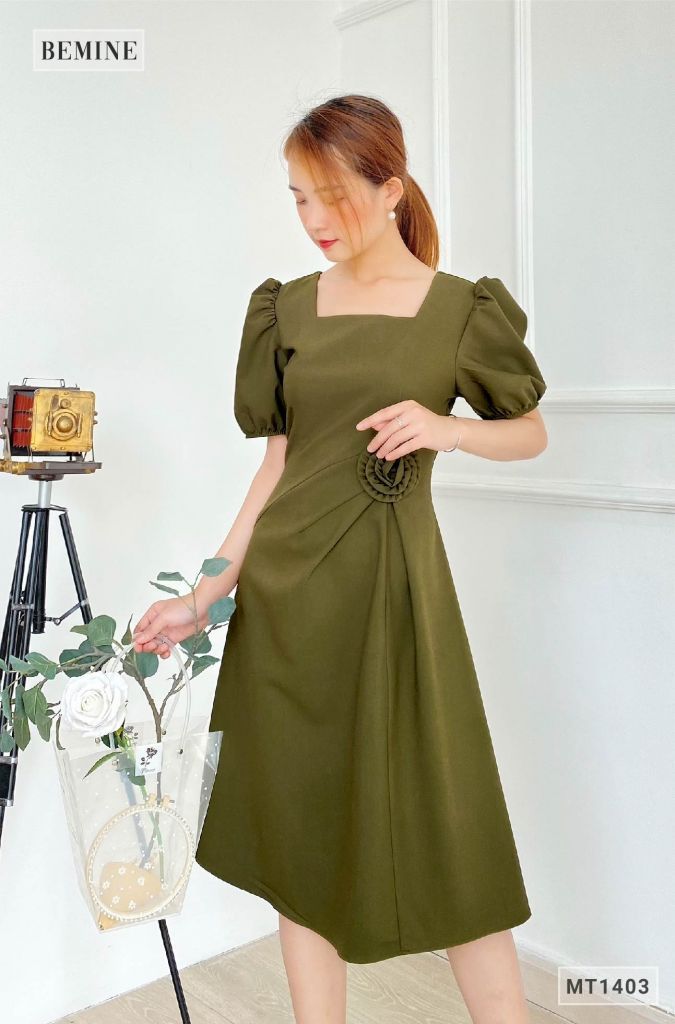 MT1403REULINH - Đầm cổ vuông eo gắn bông