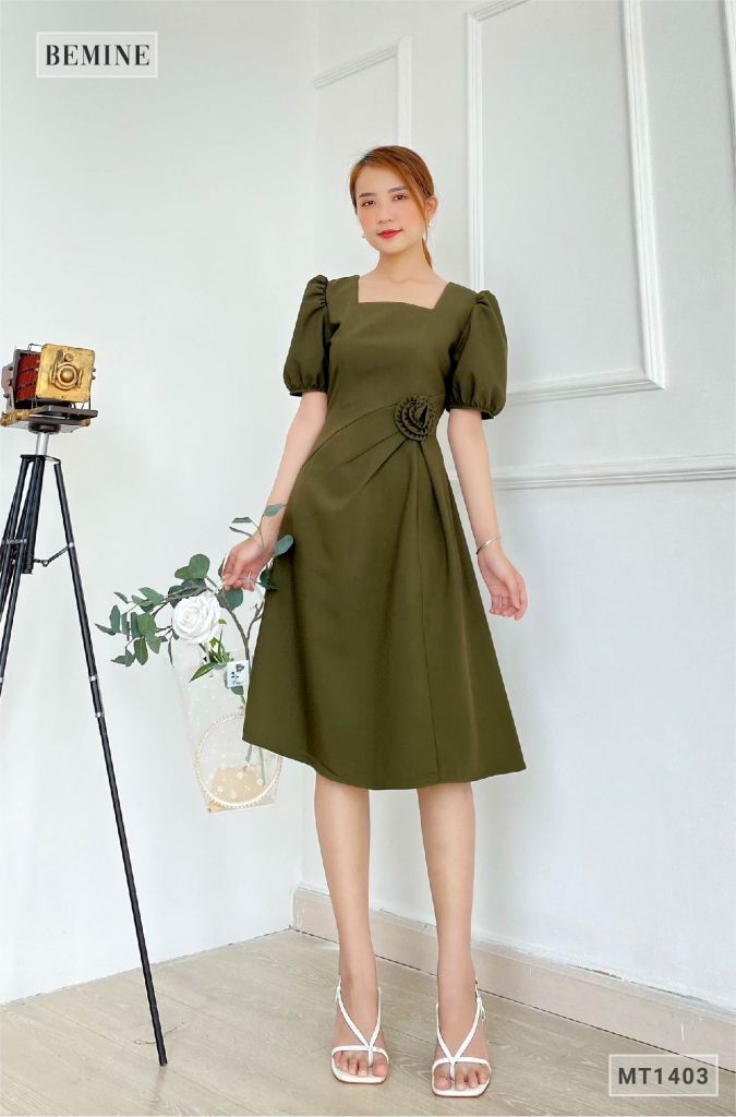 MT1403REULINH - Đầm cổ vuông eo gắn bông