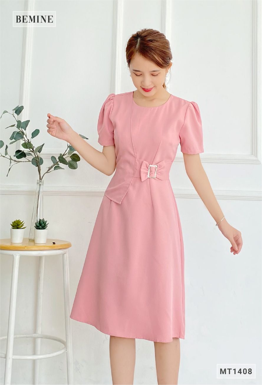 MT1408HONG - Đầm khoen nịch cổ tròn