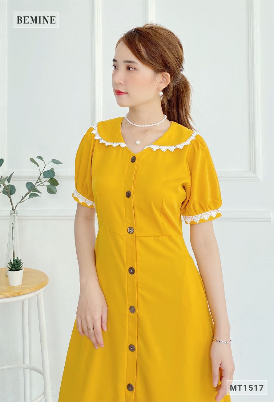 MT1517VANG - Đầm ren cổ tay đính nút dọc